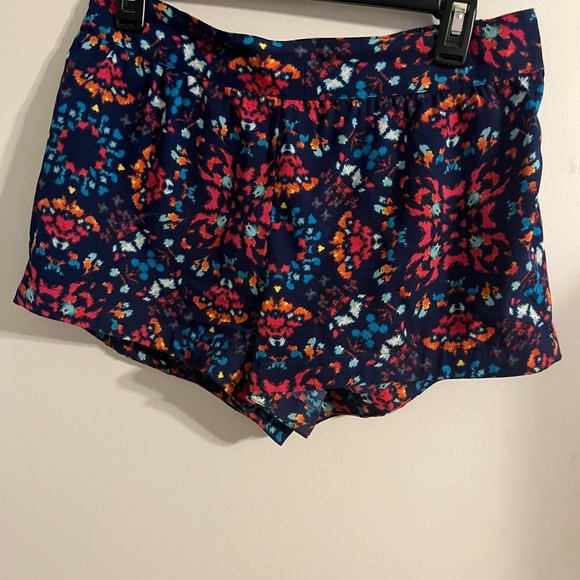 Colorful Patterned Women's Shorts - Picture 1 of 3